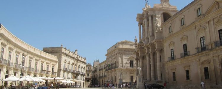 Siracusa,_Piazza_Duomo_(5)